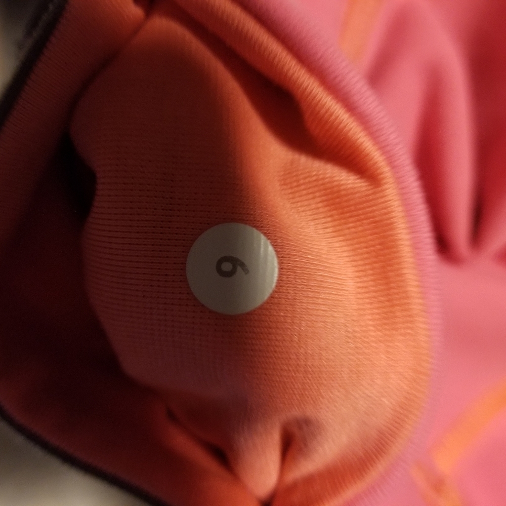 Lululemon Reversible Crop 6 - Picture 5 of 5